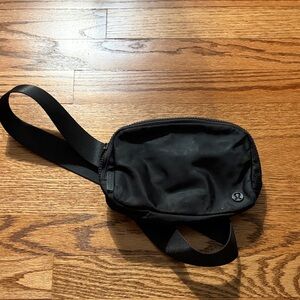 lululemon Everywhere belt bag